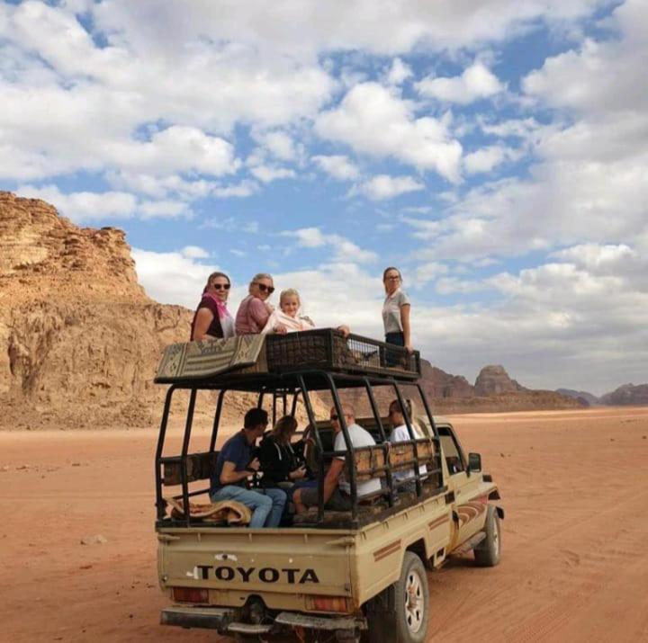 Moon City With Jeep Trips Wadi Rum Exteriör bild